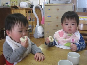 きょうのおやつはさくら饅頭です。