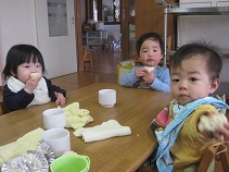 みんなちゃーんと椅子に座って食べられるんだよ。すごいでしょ?