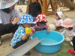 コロコロ転がって落ちる水風船面白いね。