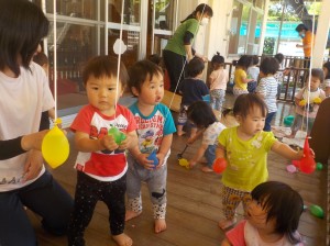 ビヨーンと重さで何回も上下します。