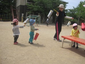 まてまて～と保育者のこいのぼりを追いかけています