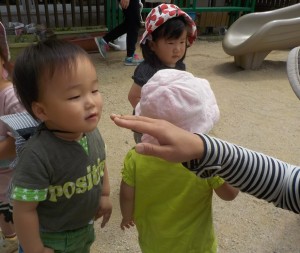 向かい合ってしっかりかんさつしています