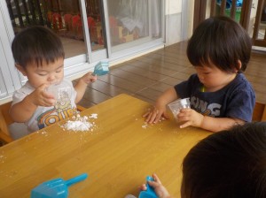 白いこなを振ったり触ったりしてためしています