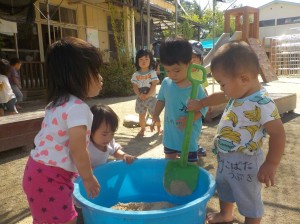 背丈ぐらいあるおおきなシャベルだね。