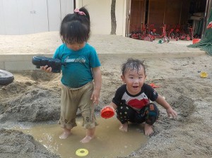 大きな水たまりに入ったよ