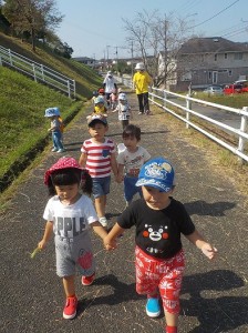 手を繋いで歩こうね