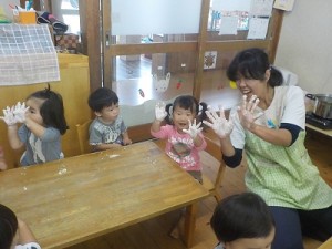 みんなまっしろの手だね。