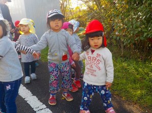 手を繋いで歩くよ