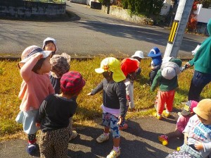 行きも帰りも手を繋いで歩きました