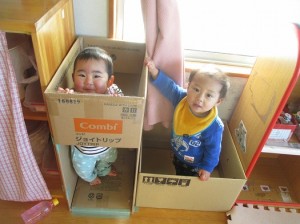 くぐって、足をあげて箱に入れてうれしいね