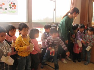 豆まきをしています