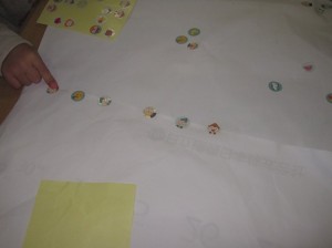 シールで紙をつなぎ合わせています