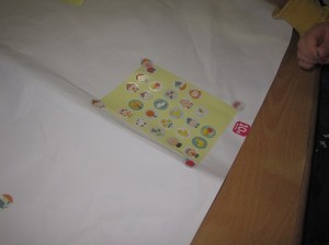 シールの角を貼っています