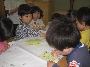 柄のあるシールに夢中