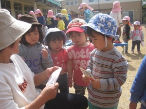 種を見て「ちっちゃい」と驚いていました。