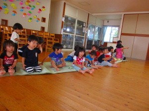 ゴザに座って待ちます