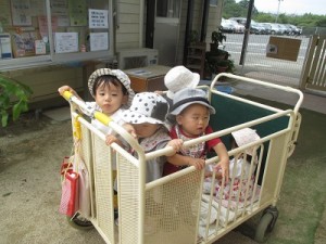 散歩車に乗って行ってきます