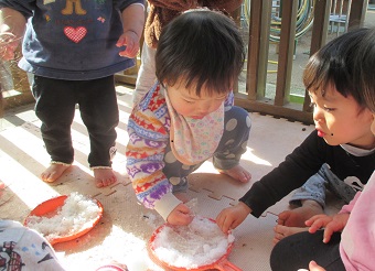 冷たいね。雪だよ。